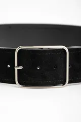 Cinto ancho de cuero gamuzado color negro con hebilla cuadrada plateada.