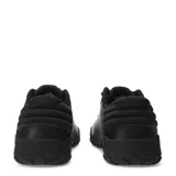 Championes urbanos Caterpillar modelo Hex +, color negro con detalles en amarillo. Confeccionados en cuero napa texturizado, cuentan con forro interno de material reciclado, plantilla de espuma PU moldeada para mayor amortiguación y suela de goma robusta con diseño hexagonal para mayor tracción.