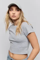 Remera de manga corta confeccionada en tejido de rib, con cuello redondo y ajuste al cuerpo.