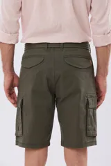 Bermuda cargo color azul marino, de gabardina con bolsillos laterales con solapa en las piernas y presillas para cinturón. Incluye cinturón de lona trenzada oscura con detalles en cuero sintético y hebilla metálica.