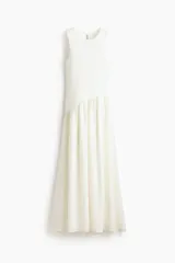 Vestido midi blanco sin mangas con cuello redondo, cuerpo entallado en punto acanalado de algodón y falda amplia con costura fruncida en diagonal.