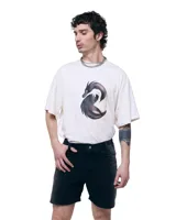 Short de denim negro con acabado degradado de negro a gris, tiro medio, calce relajado y largo medio sobre la rodilla.