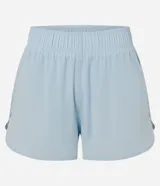 Bermuda deportiva Get Over modelo runner color beige, con cintura elástica, bajo redondeado y aberturas laterales. Cuenta con un pequeño bolsillo funcional trasero.