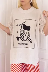 Sweater tejido en algodón color crudo, con bordado del signo zodiacal Cáncer en el frente. Diseño oversize de talle único.