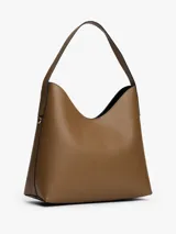 Cartera de hombro tipo hobo de Tommy Hilfiger, con acabado granulado en color marrón. Presenta una silueta semiestructurada, asa superior fija y el monograma TH metálico en la parte frontal. Incluye un monedero extraíble a contraste con cremallera.