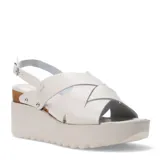 Sandalias de plataforma Bottero en color blanco hueso, con tiras anchas cruzadas en el empeine y cierre de pulsera con hebilla metálica. Presentan una suela dentada y detalle de tachas laterales.