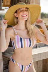 Top de bikini con estampado de rayas verticales en tonos azul marino, rosa y beige. Tiene un solo bretel con detalle de argolla dorada.