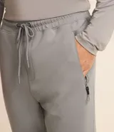 Pantalón deportivo masculino liso color negro, con ajuste elástico en la cintura y bolsillos laterales.