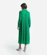 Vestido chemise largo color naranja, confeccionado en viscolino. Tiene cuello solapa, cierre con botones, manga larga con martingale, aberturas laterales y no tiene estampado.