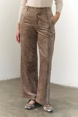 Pantalón de terciopelo color marrón con corte palazzo.