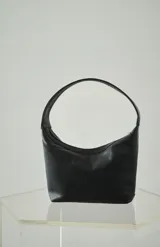 Cartera pequeña de cuero genuino color negro, con forro interno y corte diagonal.