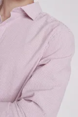 Camisa de manga larga a rayas verticales rojas y blancas, de corte recto y cuello clásico.