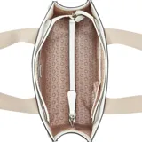 Cartera tipo tote bag Guess modelo Jackie, de color blanco con tiras de hombro beige que llevan el texto 'Guess Los Angeles' estampado. Cuenta con un bolsillo frontal exterior y un aplique metálico triangular con el logo de la marca en el centro.