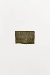 Shorts semitransparentes de tejido de punto fino, con tiro medio y cintura elástica. Presenta un diseño con textura y frunces.