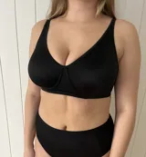 Corpiño negro con aro, de lycra, con cobertura completa de las copas y laterales altos. Breteles anchos.