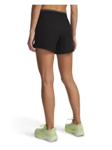 Short deportivo Under Armour de secado rápido, confeccionado en tejido elástico ligero. Presenta cintura elástica con logo visible, bolsillos laterales y aberturas en el bajo para mayor libertad de movimiento.