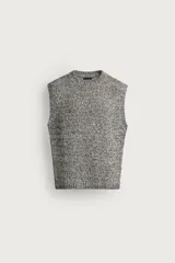 Chaleco relaxed fit de punto tejido en hilatura con algodón, con cuello redondo y manga sisa, con acabados en rib.