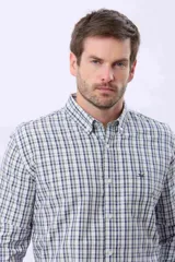 Camisa de manga larga con estampado de cuadros en tonos azules, verdes y blancos. Presenta cuello clásico con botones, cierre frontal abotonado y un pequeño logo bordado en el pecho.