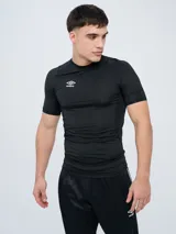 Remera térmica deportiva de manga corta de la marca Umbro, en color rojo, con cuello redondo y ajuste ceñido al cuerpo.