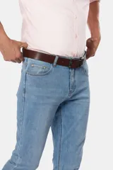 Pantalón de jean skinny celeste con spandex, tiro medio y corte ajustado.