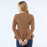 Cárdigan de punto color marrón, con corte peplum, cuello redondo y cierre frontal con botones dorados en forma de estrella.