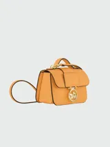 Cartera crossbody Longchamp modelo Box-Trot XS, color amarillo, con solapa frontal, cierre metálico con logo y correa ajustable.