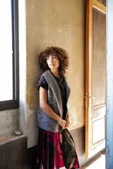 Chaleco de lana reversible con estampado floral en tonos grises.