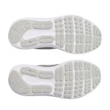 Championes Under Armour modelo W Charged Surge 4, color verde menta con detalles en blanco y gris. Cuentan con capellada de malla liviana y transpirable, refuerzos sintéticos para mayor soporte y entresuela con tecnología Charged Cushioning®.