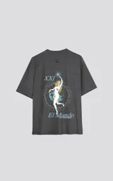 Remera de corte oversize color gris melange, con cuello redondo y mangas cortas. Presenta un estampado en la espalda inspirado en la carta del tarot 'El Mundo', con diseño gráfico detallado y tipografía alusiva.