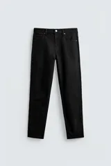 Pantalón de jean corte slim fit, color gris con efecto lavado. Presenta diseño de cinco bolsillos, cierre frontal con cremallera y botón, y tejido elástico.