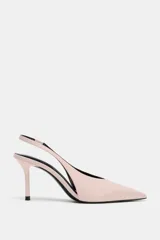 Zapato de tacón destalonado color rosado, con diseño de punta fina, escote en V y tira trasera elástica. Cuenta con tacón alto y fino.
