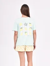 Conjunto de pijama de verano, compuesto por remera blanca de mangas cortas con estampa de langosta y short con estampado de langostas, cangrejos y motivos playeros.