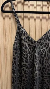 Top metalizado con estampado animal print y corte clásico.