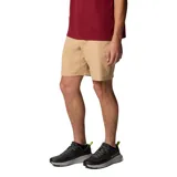 Short tipo chino de corte recto, color beige, con bolsillos laterales y bolsillo de seguridad con cierre.