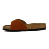 Sandalias bajas color marrón claro con tira ancha sobre el empeine y hebilla dorada ajustable. Suela de corcho y base de goma.