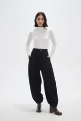 Polera de poliamida ajustada al cuerpo, con cuello alto y mangas largas.