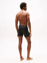 Pack de tres bóxer briefs Tommy Hilfiger de color negro, confeccionados en tejido elástico y transpirable. Presentan una cintura elástica ancha con el nombre de la marca y el logo distintivo grabado en contraste.