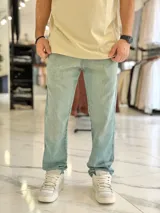 Pantalón de jean gris con lavado ácido, corte holgado de estilo oversize y diseño recto.