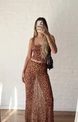 Top corto marrón con estampado animal print de leopardo, escote cuadrado y breteles finos.