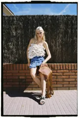 Top strapless con volados estructurados en la parte delantera y elástico en la espalda.