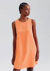 Vestido corto color verde claro, sin mangas y corte recto.