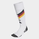 Medias de fútbol altas, color blanco, con detalles de la bandera alemana (negro, rojo, amarillo) y las letras "DFB" en la parte superior de la caña. La puntera y el talón son de color gris oscuro.