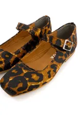 Zapato tipo Mary Jane con estampado animal print, capellada, forro y plantilla 100% de cuero. Ajuste con hebilla.