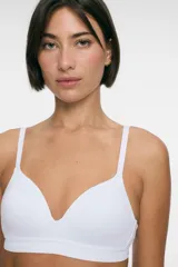 Sostén blanco con copas triangulares, elástico en el bajo busto y breteles ajustables.