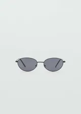 Gafas de sol con montura metálica fina de diseño ovalado y lentes oscuras.