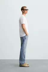 Camiseta blanca de algodón con elasticidad, corte slim fit, cuello en V y mangas cortas.