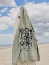 Buzo con capucha color verde claro, con estampado de motivos playeros en la espalda y texto "Rainbow Bay The Goldcoast GEM".