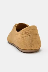 Zapatilla deportiva de piel en color marrón tostado, con diseño de perfil bajo, detalles de pespuntes y cierre mediante cordones.