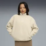 Buzo de sherpa color arena, con cuello alto y cierre frontal parcial. Presenta diseño de manga larga, corte holgado y logo de la marca bordado en el pecho.