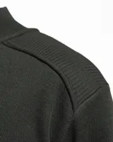 Sweater negro de punto con cuello alto y cierre de media cremallera.